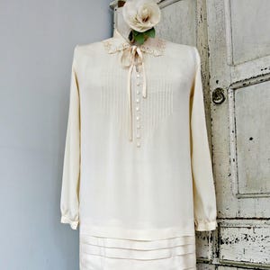 Vintage Dessous 1930s Elfenbein-Seide creeve Kleid/W/Häkelspitzen-Schnürsenkel getrimmt Kragen, tolle Details!, 34/35 &quot;Büste, EXCELLENT Zustand!