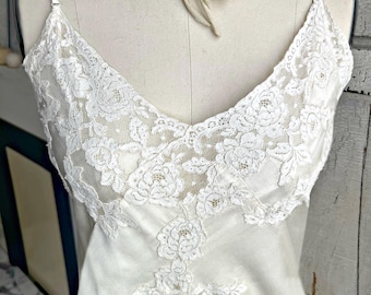 Halka z satynową szarmezą w kolorze kości słoniowej, lata 30. XX w., koronkowa aplikacja, bielizna o skośnym kroju