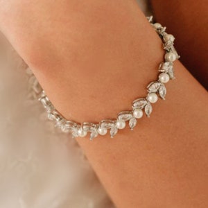 Pearl Wedding Bracelet, CZ Bridal Bracelet, Floral Pearl Bracelet, Floral Bridal Bracelet, Bracelet for Bride, Wedding Day Jewelry