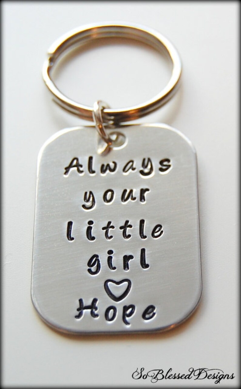 Puede incluir: Llavero de plata con un coraz&oacute;n y el texto "Always your little girl Hope".
