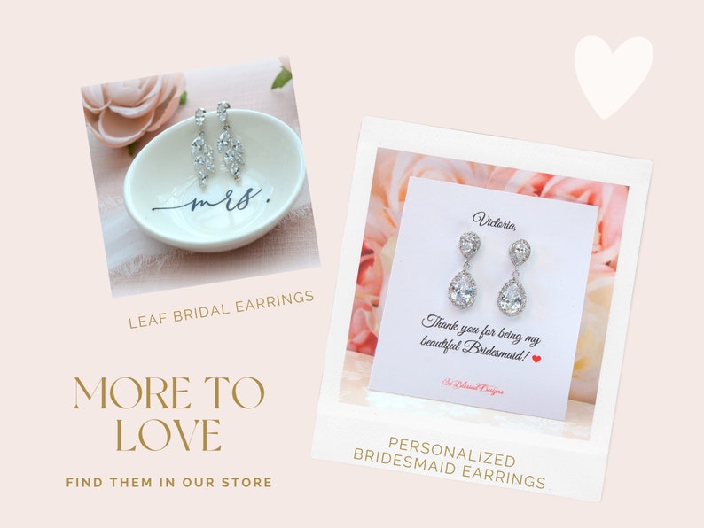 Puede incluir: Dos pares de pendientes de novia plateados con piedras de cristal transparente. Los pendientes de la izquierda son de forma de hoja y los pendientes de la derecha son de forma de l&aacute;grima. Los pendientes de l&aacute;grima tienen una tarjeta personalizada con el texto "Victoria" y "&iexcl;Gracias por ser mi hermosa dama de honor!"