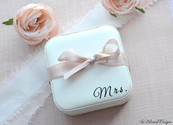Bride Jewelry Box, Bridal Shower Gift, Mrs Jewelry Box, New Bride Gift,  Gifts for Her, Custom Travel Case, Gift for the Bride 