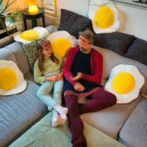 FL4.004 Fried Egg Pillow
