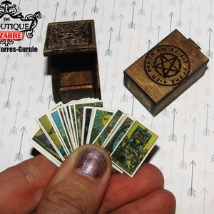 Cartas de tarot en miniatura con caja hecha a mano para miniaturas de casas de muñecas, guarida, miniescena de brujas, Halloween, adivina, baraja de oráculos de los Arcanos Mayores