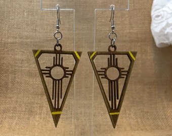 Gelb bemalt mit gebeiztem Holz Zia Ohrring größere Ohrringe Dreieck Statementschmuck made in New Mexico Südwesten