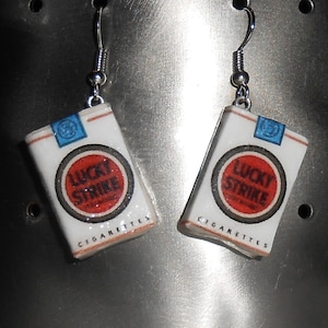 Pendiente colgante con forma de paquete de cigarrillos Lucky Strike en miniatura: paquete de cigarrillos Lucky Strike 3D auténtico, joyería antigua con forma de paquete de cigarrillos vintage, caja en miniatura