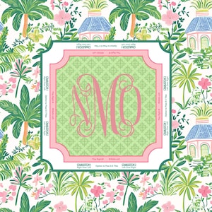 Puede incluir: Un cuadrado decorativo con un monograma rosa "M" sobre un fondo verde claro estampado, enmarcado por un borde rosa. El dise&ntilde;o se establece sobre un estampado tropical de flores y palmeras con el texto "Charleston 1" y "Charleston 2".