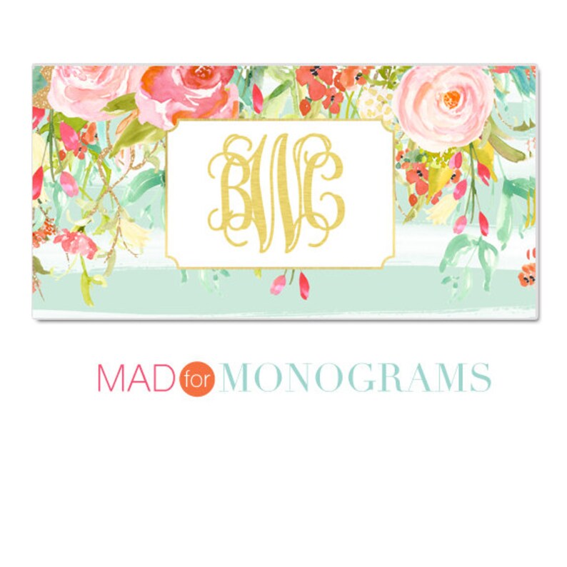 Puede incluir: Un fondo a rayas azul claro y blanco con un dise&ntilde;o floral de acuarela. El dise&ntilde;o presenta flores rosas, rojas y amarillas. Un monograma dorado con las letras "BWC" est&aacute; en el centro de la imagen. El texto "MAD for MONOGRAMS" est&aacute; en la parte inferior de la imagen.