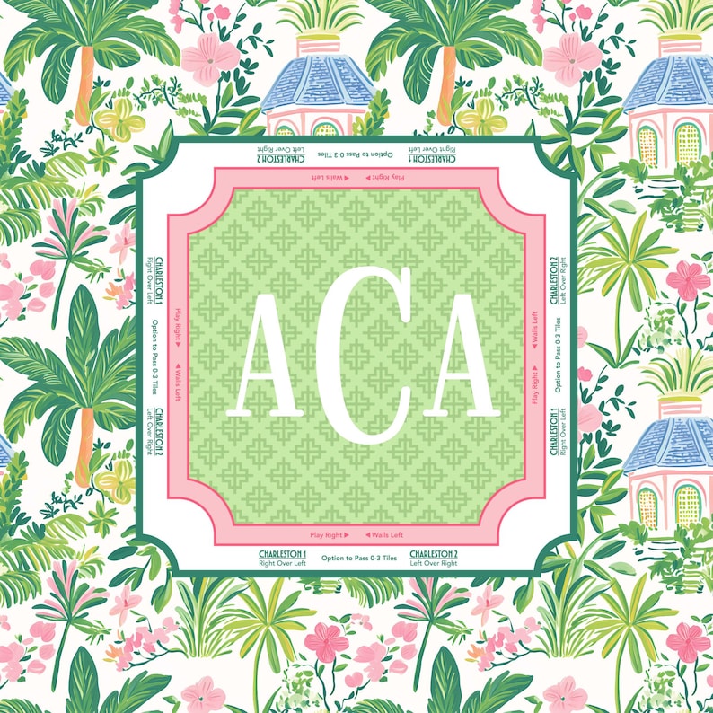 Puede incluir: Un cuadrado decorativo con las letras blancas "ACA" sobre un fondo verde estampado y un borde rosa. El fondo presenta un dise&ntilde;o floral tropical con palmeras, flores y peque&ntilde;as estructuras con tejados azules. El texto alrededor del borde dice "Charleston 1" y "Charleston 2".