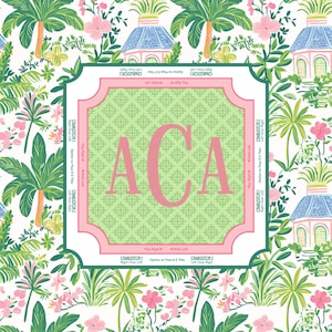 Puede incluir: Un cuadrado decorativo con un borde rosa y las letras "ACA" en rosa. El cuadrado est&aacute; sobre un fondo de follaje floral y tropical verde y blanco. El fondo incluye palmeras, flores y peque&ntilde;os edificios.