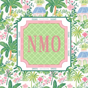 Puede incluir: Papel decorativo con un estampado floral tropical con palmeras, flores rosas y peque&ntilde;os edificios con tejados azules. El centro tiene un dise&ntilde;o enmarcado en verde y rosa con las letras "NMO". El texto alrededor del borde dice "Charleston 1" y "Charleston 2".