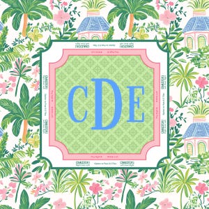 Puede incluir: Un cuadrado decorativo con las letras azules "CDE" en el centro, rodeado por un borde rosa y verde. El fondo presenta un patr&oacute;n floral tropical con palmeras, flores y peque&ntilde;os edificios. El texto alrededor del borde dice "Charleston 1" y "Charleston 2".