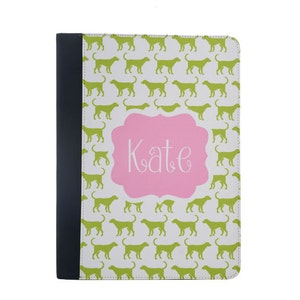 K&ouml;nnte beinhalten: Ein personalisierter Ordner in Wei&szlig; und Gr&uuml;n mit einem rosa Etikett, auf dem "Kate" steht. Der Ordner hat ein sich wiederholendes Muster aus gr&uuml;nen Hundesilhouetten.