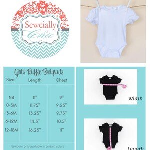 Puede incluir: Un body blanco de manga corta con volantes, el logotipo de Sewcially Chic y una tabla de tallas con medidas en pulgadas, desde 11 hasta 16.25 pulgadas de largo y de 9 a 11 pulgadas de ancho de pecho, junto a una cinta m&eacute;trica rosa.
