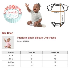 Puede incluir: Un body de manga corta de interlock, estilo n&uacute;mero 100020, mostrado con una tabla de tallas que enumera las medidas de pecho y largo en pulgadas para las tallas 0-3m, 3-6m, 6-12m y 12-18m, con un diagrama que indica los puntos de medici&oacute;n.
