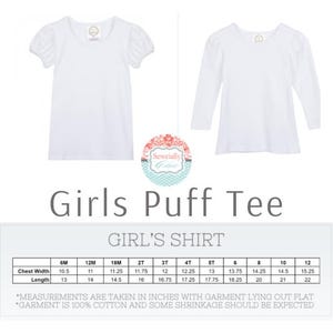 Puede incluir: Dos camisetas blancas con mangas abullonadas, una de manga corta y otra de manga larga. Una tabla de tallas muestra el ancho del pecho y el largo en pulgadas para las tallas 6M a 12, indicando que son 100% algod&oacute;n y pueden encoger.