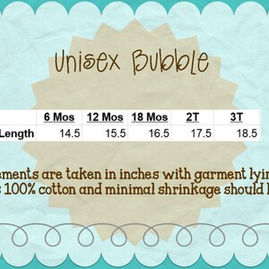 K&ouml;nnte beinhalten: Eine Gr&ouml;&szlig;entabelle f&uuml;r Unisex-Bubble-Kleidung mit Ma&szlig;en in Zoll f&uuml;r die Gr&ouml;&szlig;en 6 Monate, 12 Monate, 18 Monate, 2T und 3T. Die Tabelle zeigt die L&auml;nge jeder Gr&ouml;&szlig;e. Der Text unter der Tabelle besagt, dass die Ma&szlig;e in Zoll mit dem flach liegenden Kleidungsst&uuml;ck genommen werden und dass das Kleidungsst&uuml;ck aus 100% Baumwolle besteht und ein minimales Einlaufen zu erwarten ist.