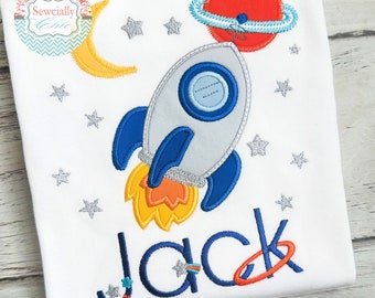 Gesticktes Weltraum-T-Stück, Weltraumraketen-Schiffs-Shirt, Reichweite vier die Sterne, zwei der Mond, erste Reise um die Sonne, Geschwister-Raum-T-Stück