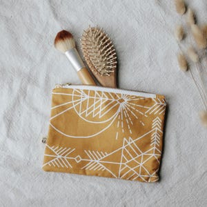 Nécessaire amarela abstrata com zíper | Pequena necessaire de algodão, organizador de viagem com estampa moderna, presente exclusivo para ela, acessório feito à mão