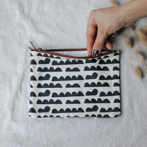 Bolsa de maquiagem geométrica preta e branca, bolsa média de algodão com zíper, estojo de cosméticos com padrão óptico moderno, organizador de artigos de higiene pessoal para viagem