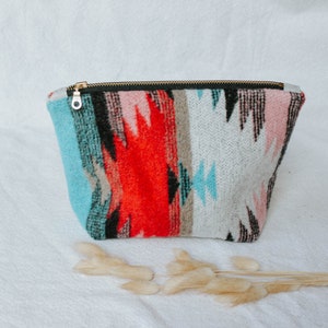 Bolsa de maquiagem média de lã | Azul-celeste, vermelho, marrom e rosa, design da Southwest