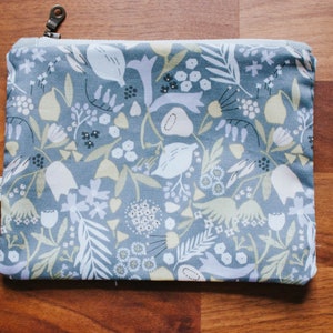 Bolsa de maquiagem com estampa floral e verde da primavera