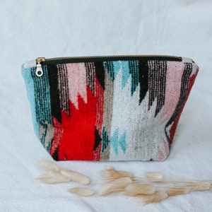 Bolsa de maquiagem média de lã | Azul-celeste, vermelho, marrom e rosa, design da Southwest