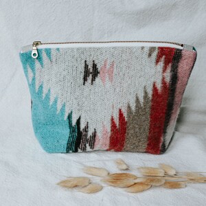 Bolsa grande de maquiagem de lã | Azul-celeste, vermelho, marrom e rosa, design da Southwest