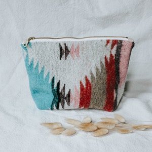 Bolsa grande de maquiagem de lã | Azul-celeste, vermelho, marrom e rosa, design da Southwest