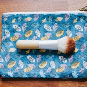 Estuche de maquillaje con hojas de otoño