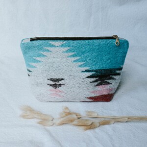 Bolsa de maquiagem média de lã | Azul-celeste, vermelho, marrom e rosa, design da Southwest