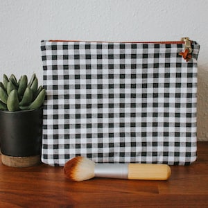 Bolsa de maquillaje mediana con estampado de cuadros blancos y negros