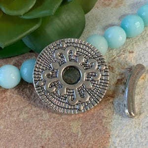 Désigner Silver or White Bronze Ornate Toggle Clasp