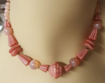 Gargantilla de cuentas de vidrio moldeado opalescente rosa Deco de 1920 Cuentas de vidrio de ópalo moldeado checo