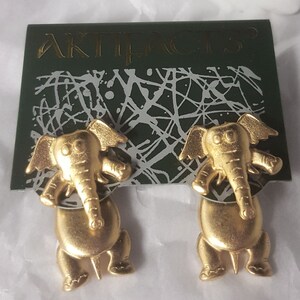 Vintage JJ Artifacts Goldtone Elephant Pierced Post Ohrringe auf Karte NOS Jonette Schmuck Co.