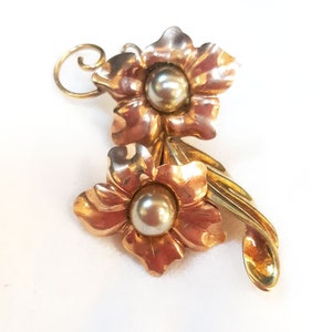 Bal-Ron 1940&#39;s Pearl Floral Brooch Retro Rose Gold Flowers & Yellow Gold Leaf Brooch 12kgf Stylized Retro Pin Brooch