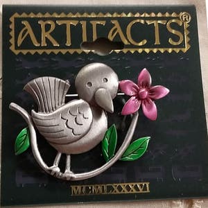 JJ Artefatos Caprichoso Pewter Song Bird com Esmalte Rosa Flor Folhas Verdes Novo no Cartão 1986 Jonette Joias