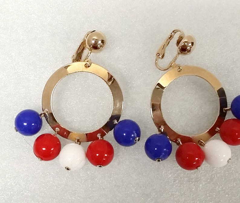 1971 Sarah Coventry CARNIVAL Goldtone Red White /& Blue Clip Back Earrings NOS