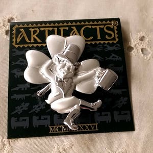 JJ Artifacts St. Patty&#39;s Day Pin Leprechaun Holding Beer 3 Leaf Clover Matte Shiny Silver Finish Pin Brooch NOS New on Card 1986