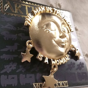 Jahrgang JJ Artefakte "Der Mann im Mond ist eine Frau" Gold-Ton Pin Brosche neu auf Karte 1986