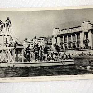 1080. NICE L'heure du bain devant le Palais de la Mediterranee Unused Postcard   Dalmas, arch.