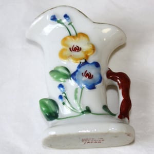 Made in Occupied Japan miniatuur kan met handgeschilderde bloemen