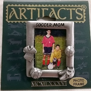 JJ Artifacts サッカーママ フォトフレーム ピンブローチ 新品カード 1986 Jonette Jewelry ピューターまたは (在庫 3 個) アンティークゴールド仕上げ
