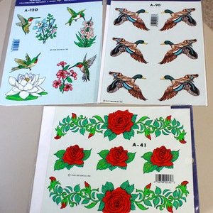 Puede incluir: Tres hojas de calcoman&iacute;as pintadas a mano que representan colibr&iacute;es con flores, patos en vuelo y rosas rojas con hojas verdes. Las hojas est&aacute;n etiquetadas como "A-120", "A-90" y "A-41".