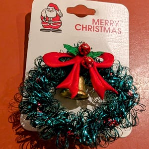 Vintage Tinsel Weihnachtskranz Pin auf Original Karte Grün Tinsel Rot Ornamente Stechpalme Satin Schleife Glocke aus Spanien Philadelphia Taiwan 1998