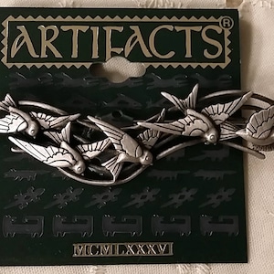 JJ artefatti gregge di cinque uccelli peltro rifinire spilla Pin nuovo su carta 1986 Jonette Jewelry Whimsical uccelli di una piuma gregge insieme