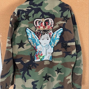 Giacca militare vintage personalizzata con toppa rielaborata.