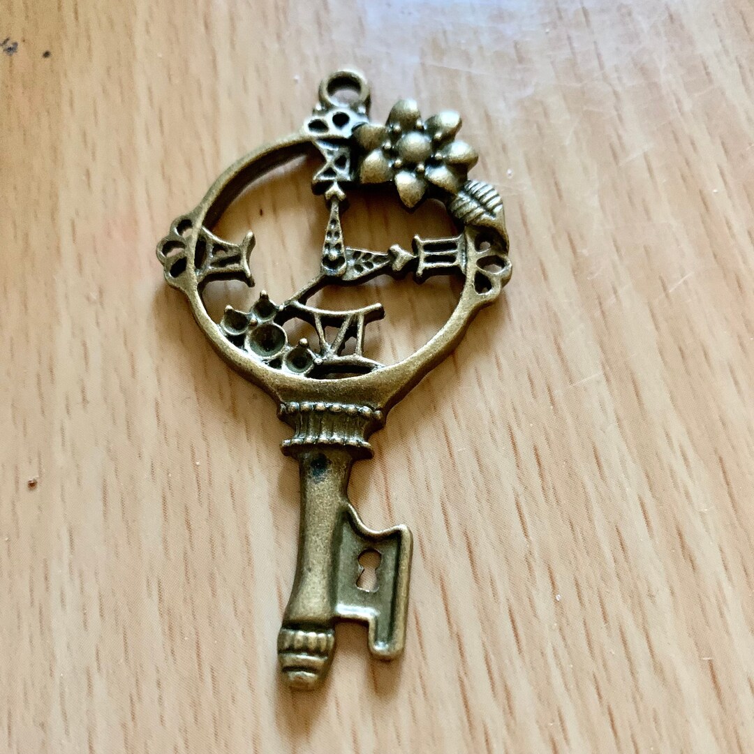 Large Bronze Steampunk Key Skeleton Key Clock Flower Pendant Etsy Canada