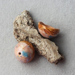 Paire de perles coupes en céramique artisanales, perles en céramique d'automne, perles forestières artisanales pour bijoux image 1