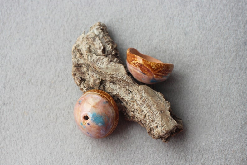 Paire de perles coupes en céramique artisanales, perles en céramique d'automne, perles forestières artisanales pour bijoux image 1
